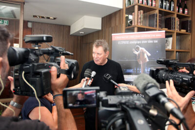 Με μεγάλη επιτυχία πραγματοποιήθηκε η συνέντευξη Τύπου για την πρεμιέρα της παράστασης «Τα πήρες όλα κι έφυγες – Η ζωή του Στράτου Διονυσίου» στη Θεσσαλονίκη