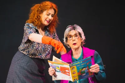 Δυο γυναίκες χορεύουν