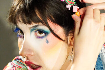 Κάθεται και κλαίει