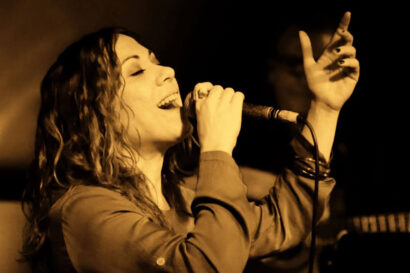 Η Ντίνα Γιακουμάκου στα μεγάλα τραγούδια της Βίκυς Μοσχολιού