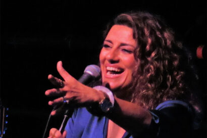 «Με μία βαλίτσα τραγούδια» | Σοφία Παπάζογλου