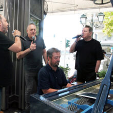 Με μεγάλη επιτυχία πραγματοποιήθηκε η συνέντευξη Τύπου για την πρεμιέρα της παράστασης «Τα πήρες όλα κι έφυγες – Η ζωή του Στράτου Διονυσίου» στη Θεσσαλονίκη